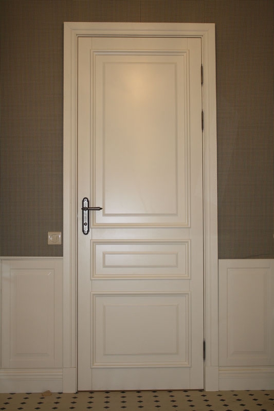 Белая классическая дверь из дерева